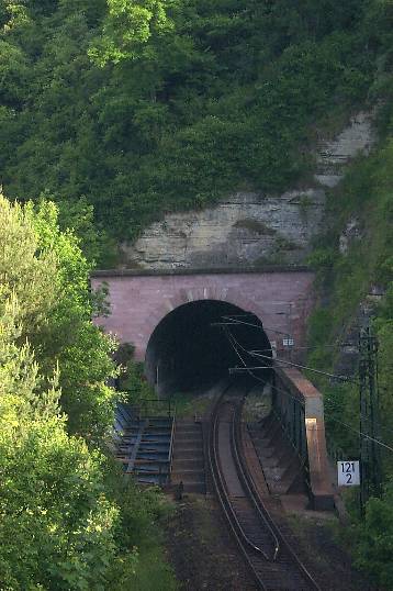 Datei:Ansichten GewerbeparkNeckartal WestlichesNeckartal Bernburgtunnel Bernburgtunnel 02.06.2000 02.JPG