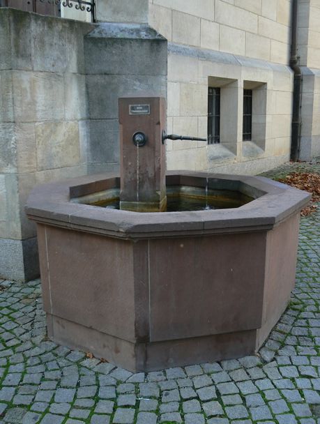 Typisch rottweil Brunnen Bruderschaftsgasse 2006b.xnbak.jpg