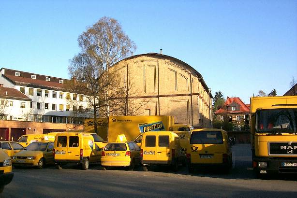 Ansichten Mittelstadt Wilhelmstrasse AlteTurnhalle Moebelwagen 22.04.2000 02.JPG