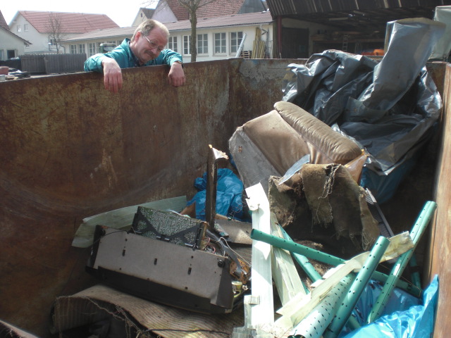Datei:452 Diesen Müll fand man auf der Gemarkung Villingendorf im April 2010.jpg
