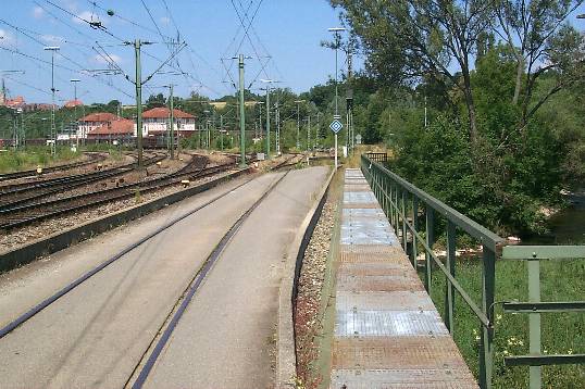 Ansichten Mittelstadt Gebaeude Bahnhof EisenbahnbrueckeBahnhof EisenbahnbrueckeBahnhof 30.06.2000 01.JPG