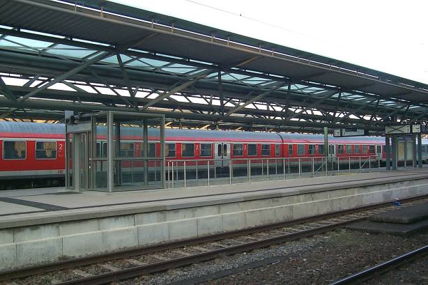 Datei:Ansichten Mittelstadt Gebaeude Bahnhof Dezember2001 Bahnhof 08.12.2001 05.jpg