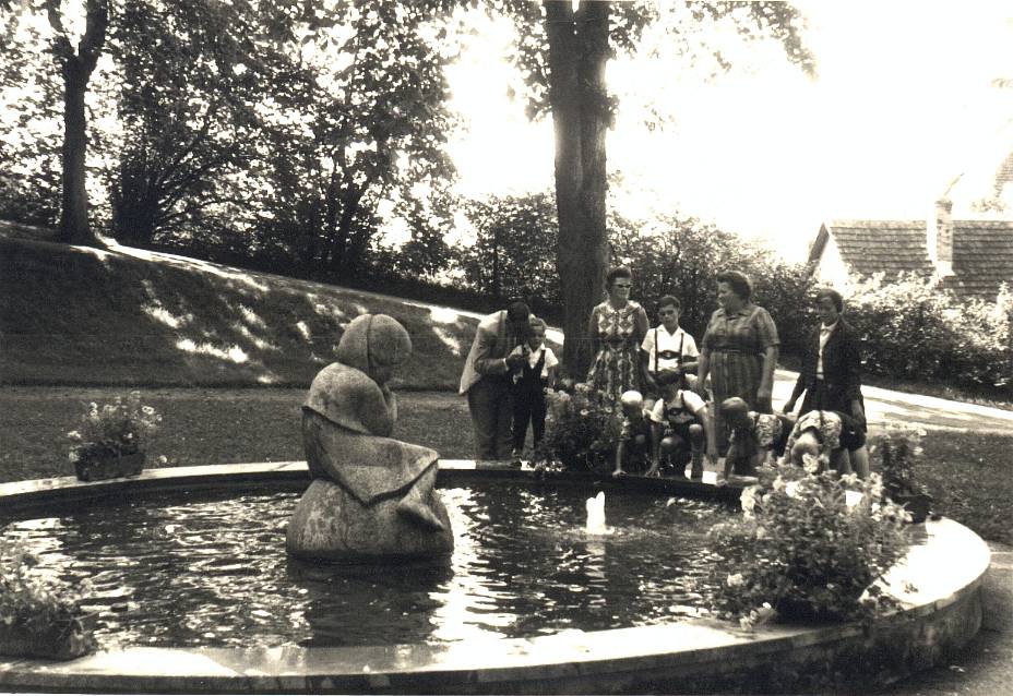 Typisch rottweil Brunnen Maedelesbrunnen 1960 Maedelesbrunnen 1960 01.JPG