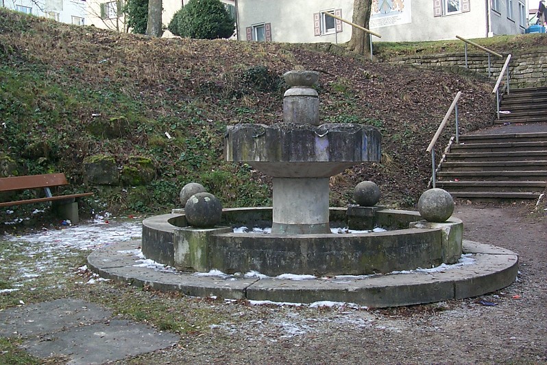 Datei:Typisch rottweil Brunnen BrunnenStadtgraben Januar2003 BrunnenStadtgraben 19.01.2003 03.jpg