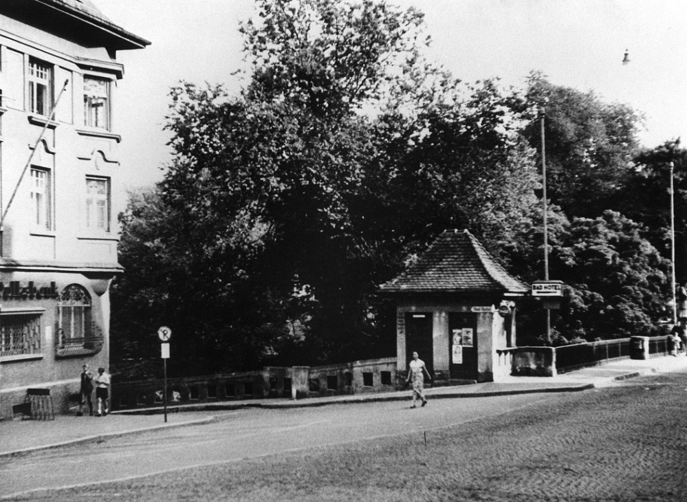 Ansichten Innenstadt Gebaeude Hochbruecke 1955 VorVerbreiterung Kiosk KioskHochbruecke 1955 01.jpg