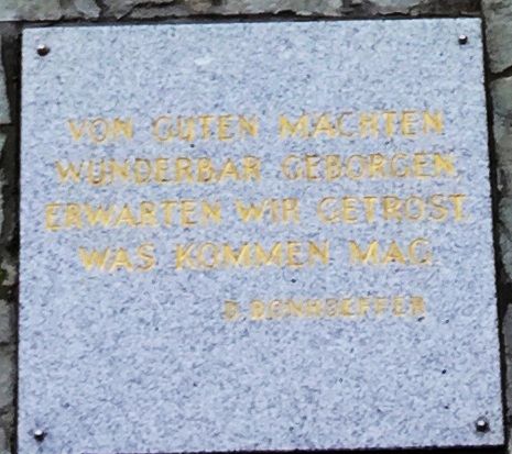 Datei:486 Inschrift Kreuzberger Kreuz - VON GUTEN MÄCHTEN WUNDERBAR GEBORGEN ERWARTEN WIR GETROST WAS KOMMEN MAG, Nov. 2019.jpg