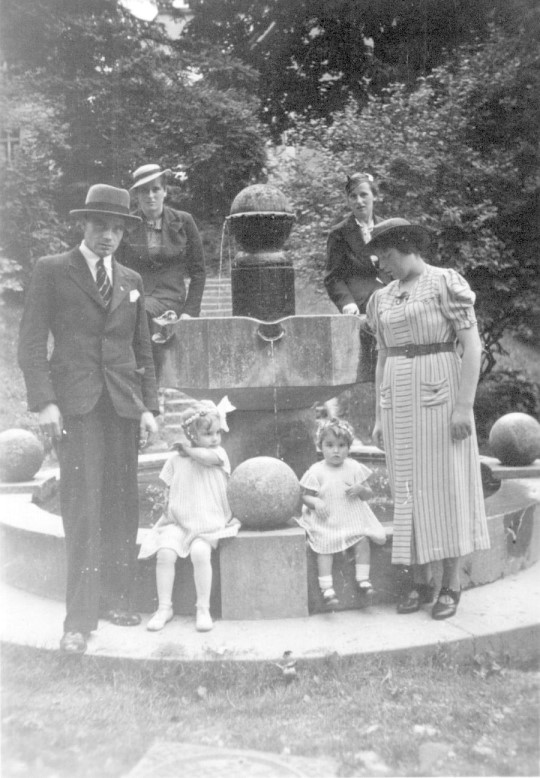 Typisch rottweil Brunnen BrunnenStadtgraben Um1940 Kugelbrunnen um 1940 01.jpg