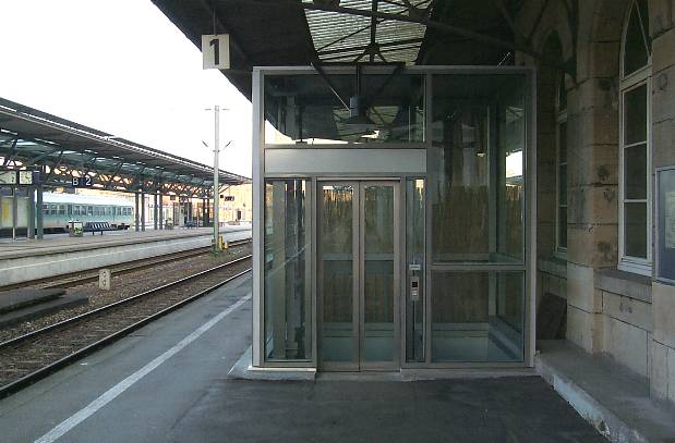 Datei:Ansichten Mittelstadt Gebaeude Bahnhof Dezember2001 Bahnhof 08.12.2001 06.jpg