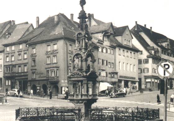 Datei:Ansichten Innenstadt Gebaeude Marktbrunnen Um1960 Marktbrunnen Um 1960 01.JPG