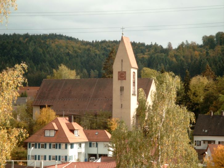 Datei:Ansichten Goellsdorf Gebaeude Kirche KircheGoellsdorf 11.10.2003 01.jpg