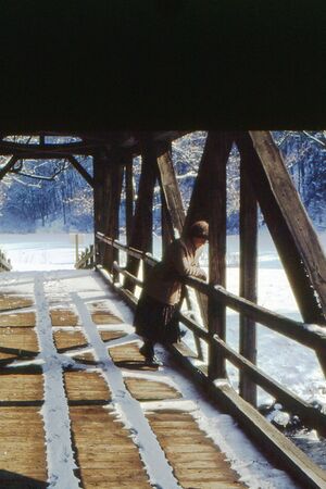 310 Schindelbrücke im Winter 1965. Damals hatte die Brücke noch keine Wandverkleidung gegen die Witterung. Copyright Claus Lutz.jpg