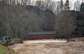 Der Neckar kam der Brücke bei Hochwasser sehr nahe.