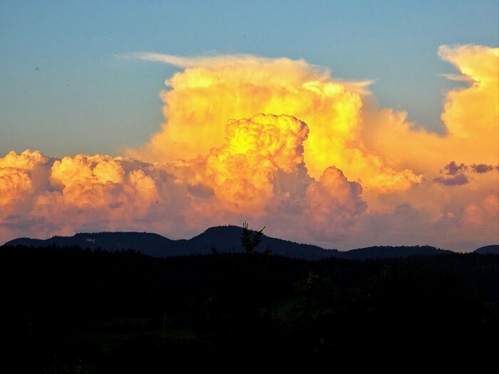 Gewitterwolken in Abendsonne 15.08.2023-6.JPG