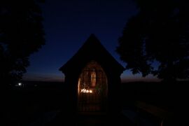 Kapelle Maria im Felde in Abenddämmerung 2023-4.JPG